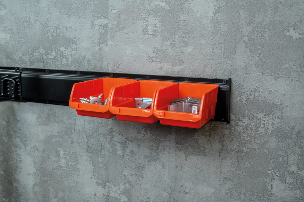 detailide hoiustamiseks mõeldud lahendus utility wall küljes.