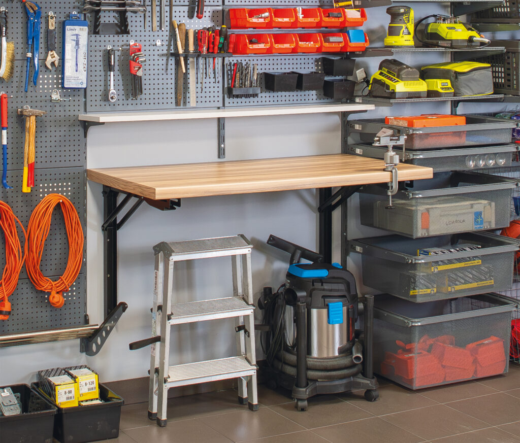 Näidislahendus hoiustamissüsteemist kus on kasutusel ka kokkuklapitav töölaud garaažis
